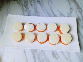 将切好的豆腐小心的摆放在胡萝卜片上面。