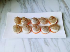 再将腌制好的虾仁摆放在玉子豆腐上面。