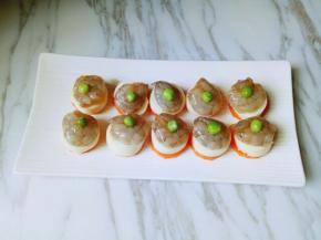 最后将豌豆放在虾仁的中间。