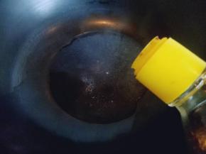 把蒸出来的汤汁小心的倒入锅中，加入少量生抽，盐，糖调味。将调试好的淀粉倒入锅中，快速用勺子搅拌，黏稠即可关火。(如果汤汁不够的话可以适当加一些冷水)