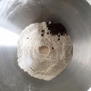 高筋面粉和黑麦粉混合均匀倒入盆内、中间挖一小孔，倒入活性干酵母，盐和红糖碎对角线放置