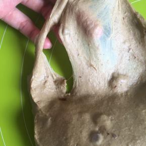 揉到检查面团状态，是可以拉出薄膜，破的话边缘也是光滑的状态