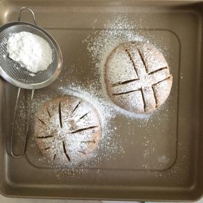 筛上薄薄的一层低筋面粉，永刀片割上自己喜欢的纹路