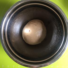 揉圆放置在盆内，进行（约26摄氏度）室温第一次发酵，发酵1小时