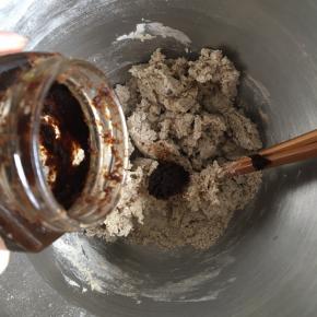 搅拌到面粉成棉絮状，加入红糖姜母膏，继续搅拌