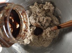 搅拌到面粉成棉絮状，加入红糖姜母膏，继续搅拌