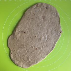 取出面团擀扁排出气体