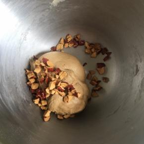 再加入去核切丁的红枣，继续揉匀