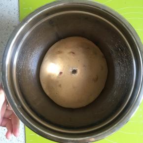 发酵到原来面团的2倍大小，可以用手指沾一点面粉，戳一下，面团不回缩即可