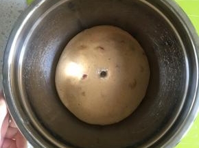 发酵到原来面团的2倍大小，可以用手指沾一点面粉，戳一下，面团不回缩即可