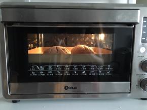 放入提前预热好的烤箱中层，上下火，190度，烤25分钟