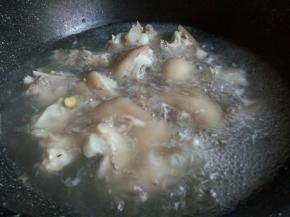 猪脚凉水下锅，加生姜3片，料酒2勺，焯水，