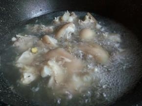 猪脚凉水下锅，加生姜3片，料酒2勺，焯水，
