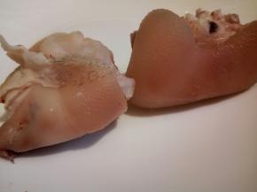 焯水洗干净，看看，好多猪毛，