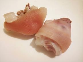 用镊子钳把毛一根根拔干净（因为焯过水了，猪皮软化了一点，所以很好拔）