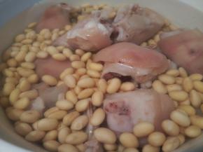 猪脚，泡好的黄豆，加适量清水，大火煮开，中火炖2小时（想要快速的，可以选择高压锅压熟，快的很）