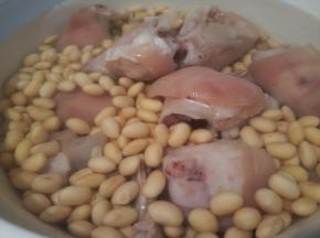 猪脚，泡好的黄豆，加适量清水，大火煮开，中火炖2小时（想要快速的，可以选择高压锅压熟，快的很）