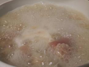 看看这汤汁，浓浓的，最后半小时，加盐煮，让其入味，