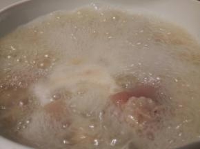 看看这汤汁，浓浓的，最后半小时，加盐煮，让其入味，