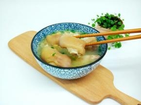 出锅的时候，加点鸡精，葱花就可以！