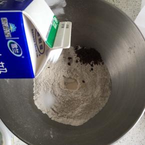 倒入牛奶（注意不要一次性到完，一边倒一边用筷子搅拌）