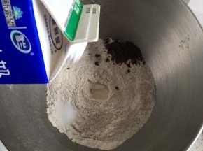 倒入牛奶（注意不要一次性到完，一边倒一边用筷子搅拌）