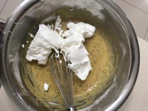 取三分之一蛋白糊加入面糊里，快速用手动打蛋器z字型搅拌均匀。