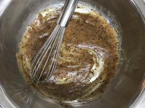 把玉米油枣泥放入盆里，用手动打蛋器搅打均匀，至完全乳化。