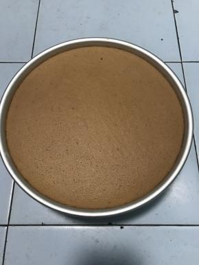 出炉后，震几下，立即倒扣在烤网上放凉。