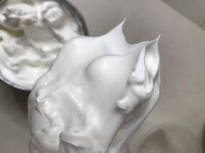 ，用电动打蛋器高速打到鱼眼状态，加入一半白砂糖，打至五分发时全部加入白砂糖，打至拿起打蛋头有大弯钩时，转二档打至直立的小尖角。