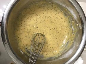 蛋黄和蛋白分开，蛋黄加入面糊里，用手动打蛋器z 字型搅拌均匀。