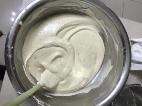 全部倒入蛋白糊，快速用手动打蛋器z 字型搅拌，最后用刮刀翻拌均匀。