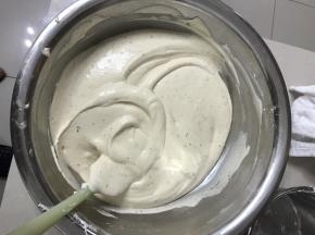 全部倒入蛋白糊，快速用手动打蛋器z 字型搅拌，最后用刮刀翻拌均匀。
