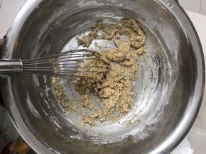 放入低粉和玉米淀粉搅拌均匀。