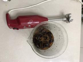 红枣洗净去核，电压力锅煮好，用食品料理机打成泥。