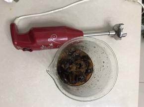 红枣洗净去核，电压力锅煮好，用食品料理机打成泥。