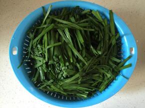 韭菜洗净切段控水