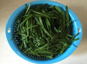 韭菜洗净切段控水