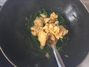 快炒好时加入鸡蛋翻炒均匀