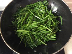 重起油锅炒韭菜，加少许盐调味