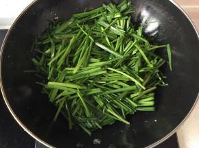 重起油锅炒韭菜，加少许盐调味