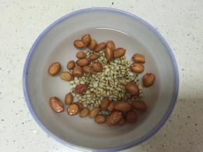 花生和薏米提前浸泡