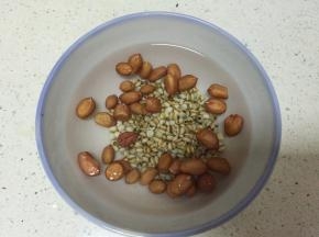花生和薏米提前浸泡