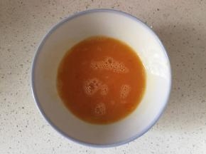 鸡蛋加盐打散