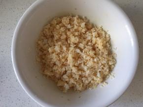 打散的蛋液倒入米饭中拌匀