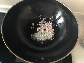 锅中倒入少许油烧热，放入洋葱爆香