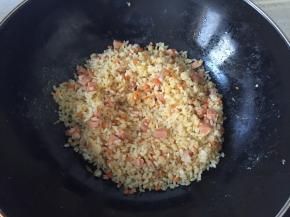 倒入米饭，中途加入适量盐调味即可