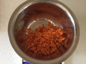 胡萝卜渣装入盆中