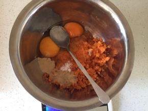 加入鸡蛋，盐，沙拉汁