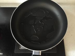 平底锅少许油，小火加热